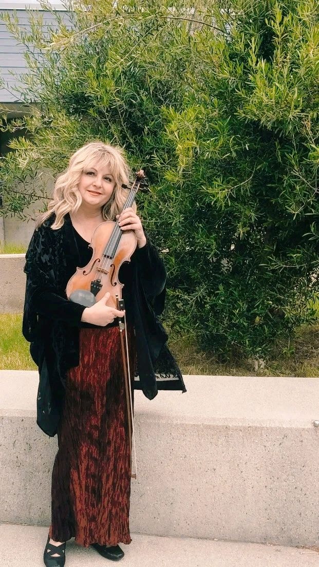 Monique Nardone portrait with violin
